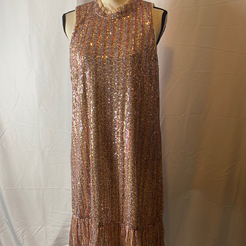Knew length sheath sleeveless dress